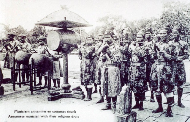 Hue royal court music